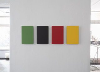 Das Land hinter der Grenze (Mittelgrün, Schwarz, Signalrot, Chromgelb), 2024, Spray paint on aluminum, 28 x 88 cm