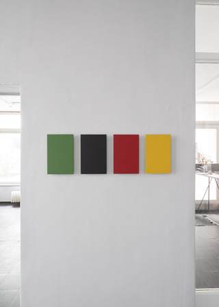 Das Land hinter der Grenze (Mittelgrün, Schwarz, Signalrot, Chromgelb), 2024, Spray paint on aluminum, 28 x 88 cm / Installation view Birthmark, Frontviews, Berlin, 2024