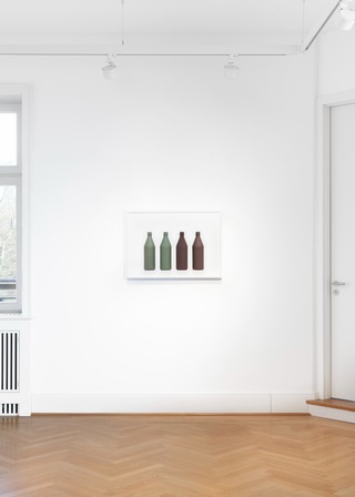 Installation view 'Gläsern': Euroform 2 (Olivgrün, Schokoladenbraun), 2021 